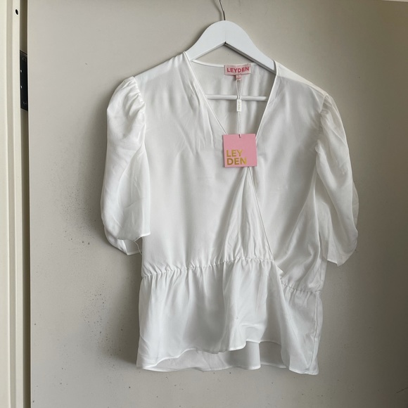Leyden White Crossover Puff Sleeve Top NWT - Picture 2 of 4